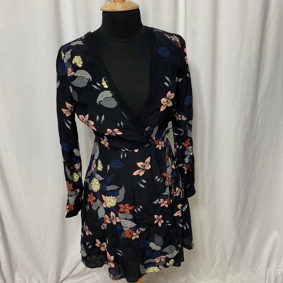 ASTR the label Long Sleeve Wrap Dress Black Floral Open Back - Picture 4 of 8